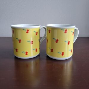 Porcelana Schmidt Cherries on Yellow Mugs 10oz, Set of 2